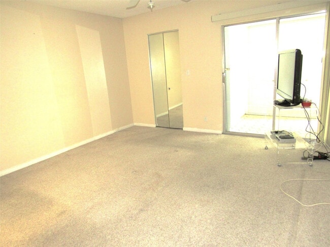 Building Photo - 3001 Portofino Isle