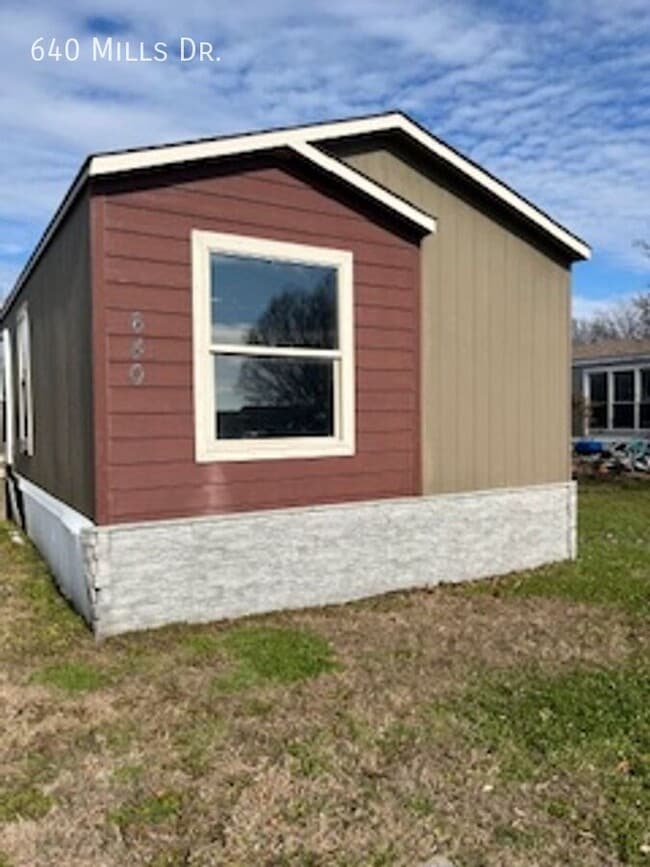 Building Photo - 640 N Mills Dr