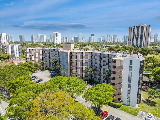 Building Photo - 3101 N Country Club Dr