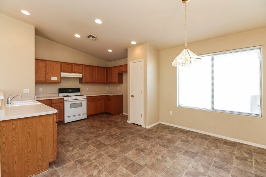 Building Photo - 3620 W Avenida Del Mar