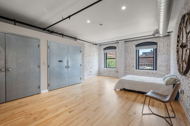 Building Photo - 21 Wormwood St
