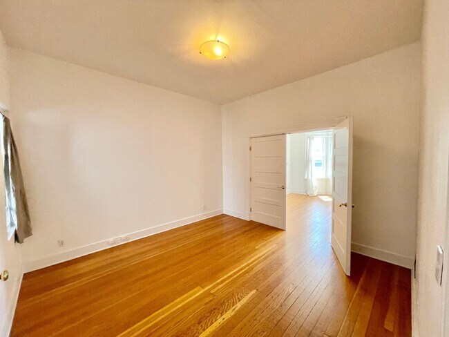Building Photo - 3BR/2BA Renovated Victorian Full Floor Fla...