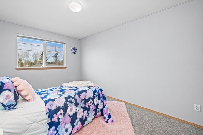 Building Photo - Immaculate 3 bed with lg fenced yard