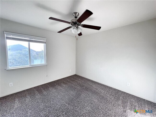 Building Photo - 310 Creekview Way