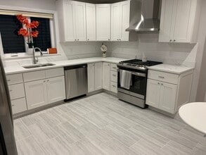 Building Photo - 27 Phillips St