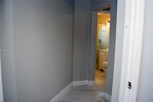 Building Photo - 622 NE 6th St