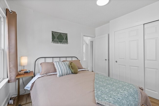 Building Photo - 7227 SE Hawthorne Blvd