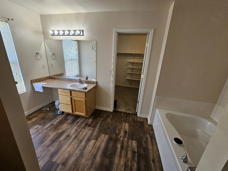 Building Photo - 1691 40 E