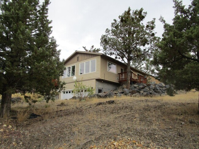 Building Photo - Spacious 2 Story, 2 Bedroom, 2 Bath Home on Corner Lot in Ochoco West Subdivision - Available Ear...