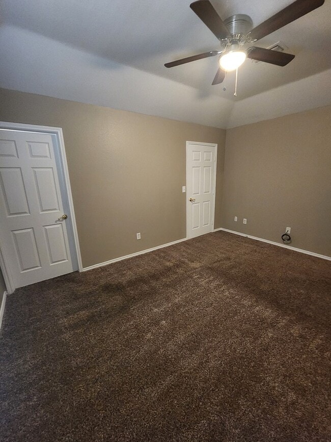 Building Photo - 3 bed 2 bath 1 car garage