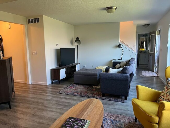 Building Photo - Furnished 3 Bedroom. 2.5 Bath Home in Dundee- Utilities Included