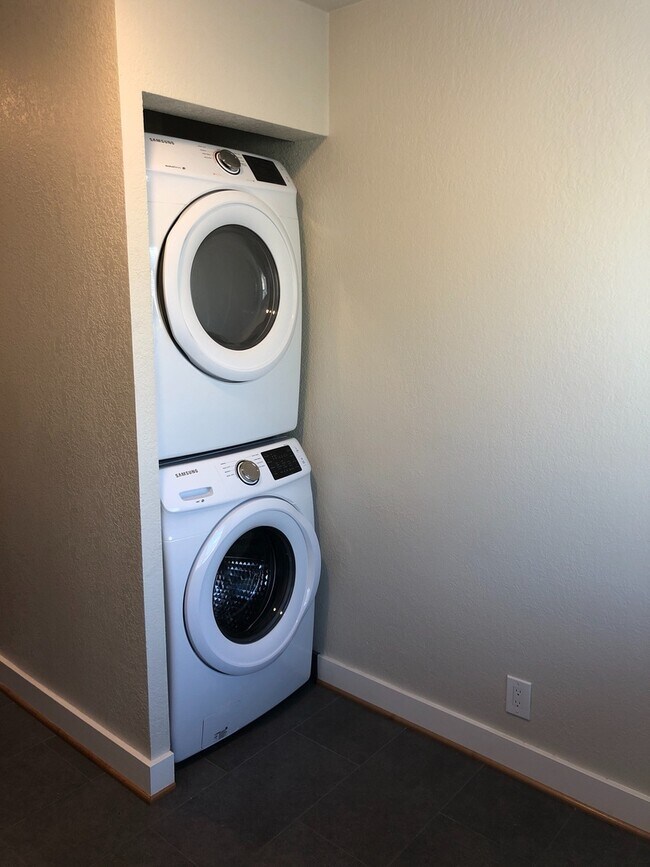 Building Photo - Clinton Abernathy Remodel Spacious 1br Har...