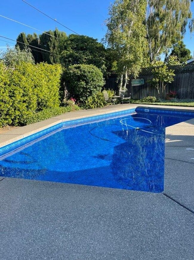 Building Photo - Stunning 3-Bedroom Home with Pool in South...