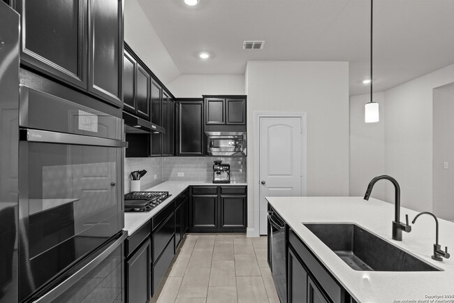 Building Photo - 1318 Tabuenfeld - Excellent, Clean Home, N...