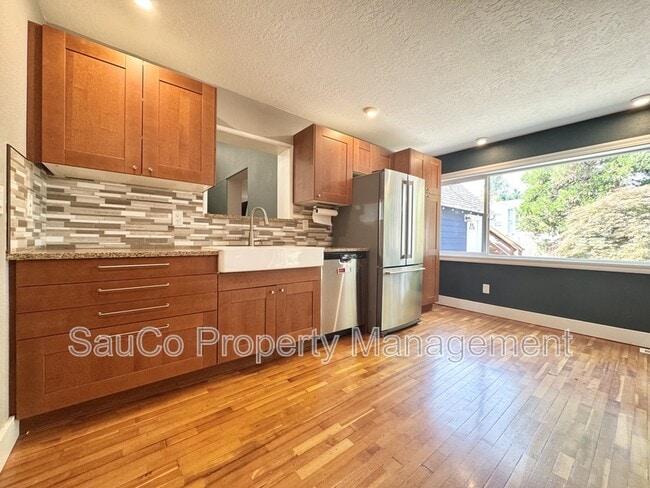 Building Photo - 6543 SE Borwick St