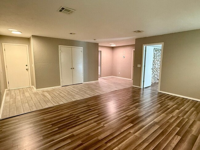 Building Photo - Updated 3 Bed 2 Bath Duplex in NW OKC