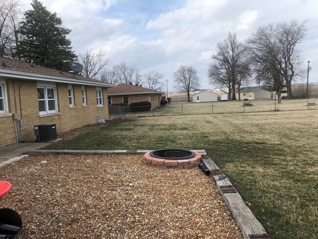 Building Photo - Beautiful 3BR home rural Bloomington with large lot. Recently refurbished and modernized