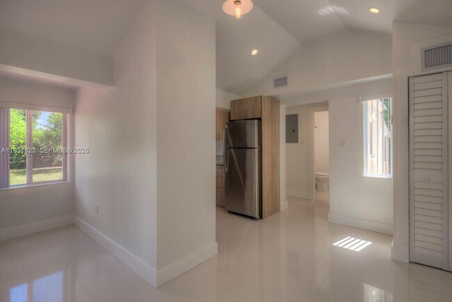 Building Photo - 14935 NE 11th Ct