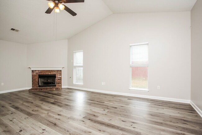 Building Photo - 7832 Sarah Ann Dr S