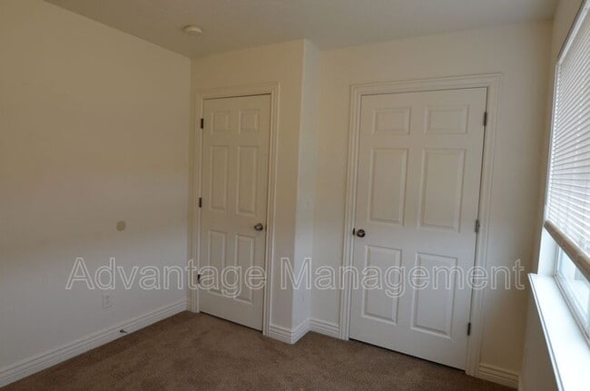 Building Photo - 4044 S Lake Vista Dr