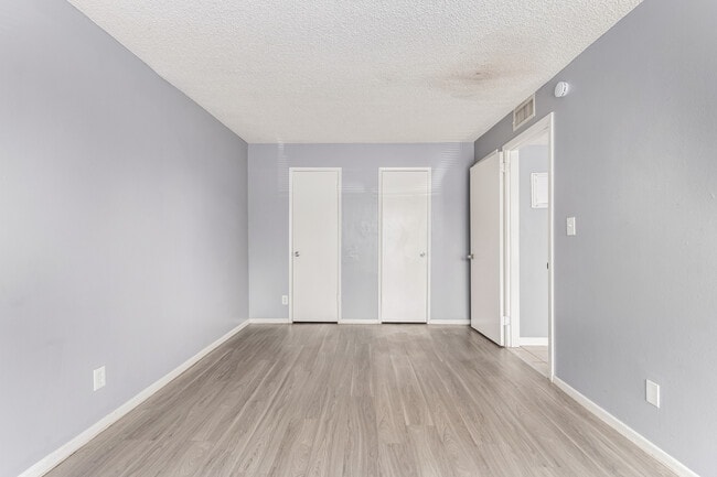 Building Photo - 2413 W Hazelwood St