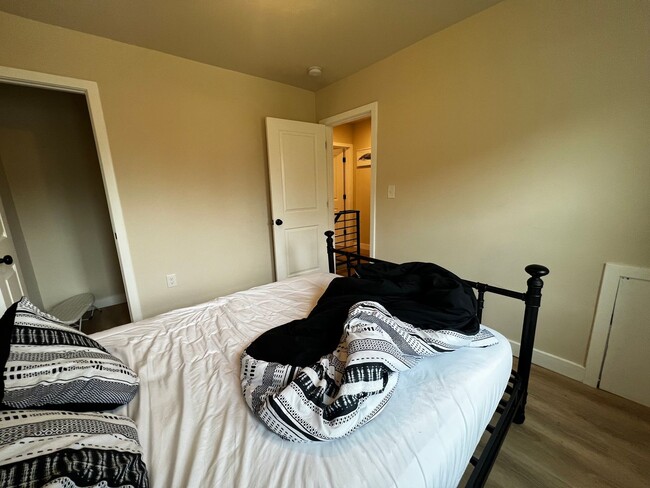 Building Photo - Lovely 2 BR/2 BA Townhome in Riggs Park!