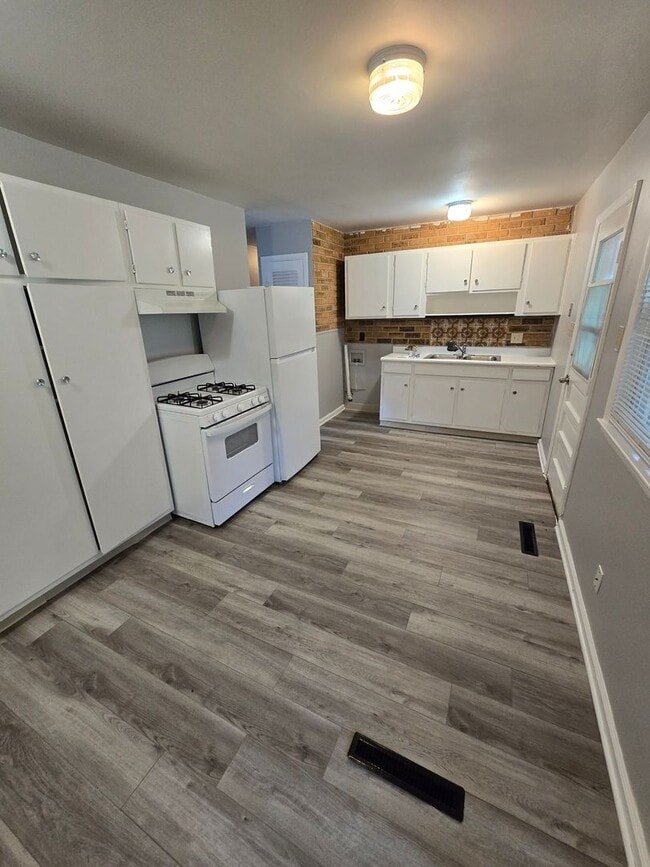 Building Photo - 3 BEDROOM SINGLE FAMILY