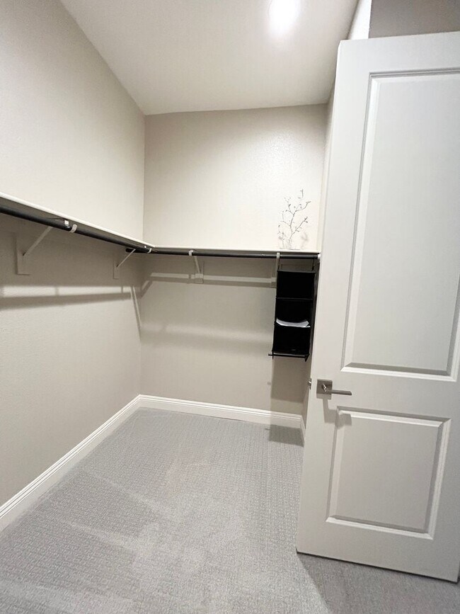 Building Photo - Luxury 55+ Executive Home- Fully Furnished