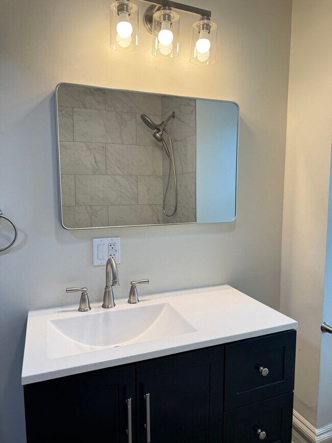 Building Photo - Newly Renovated 3 Bedroom 2 Bathroom Apartment in Prime Location - Washer/dryer in unit!