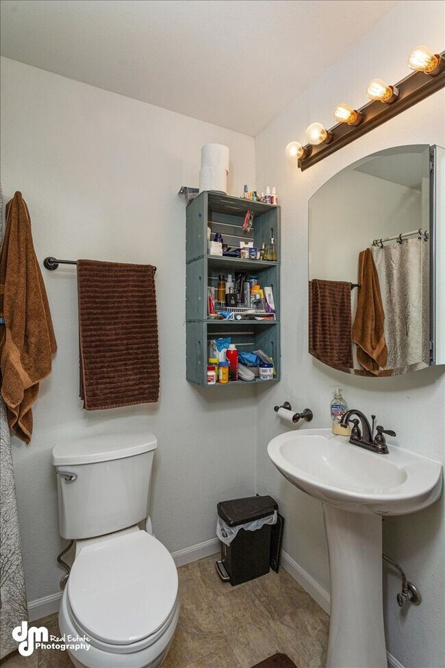 Building Photo - Cozy 3 bedroom 2 bath home w/ fully fenced...