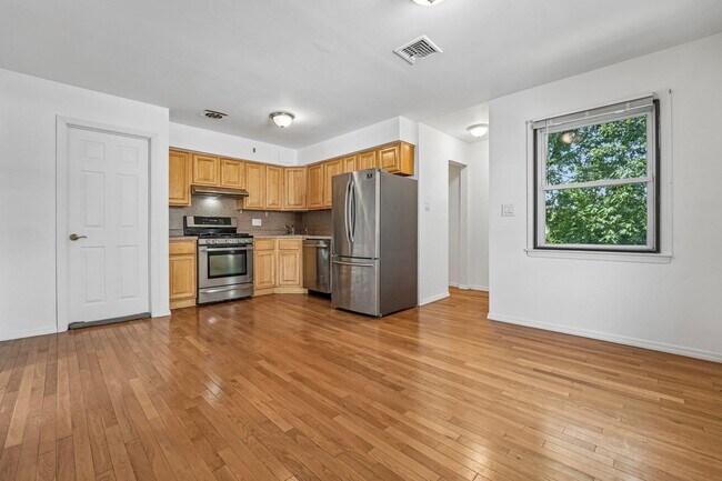 Building Photo - 669 9TH St