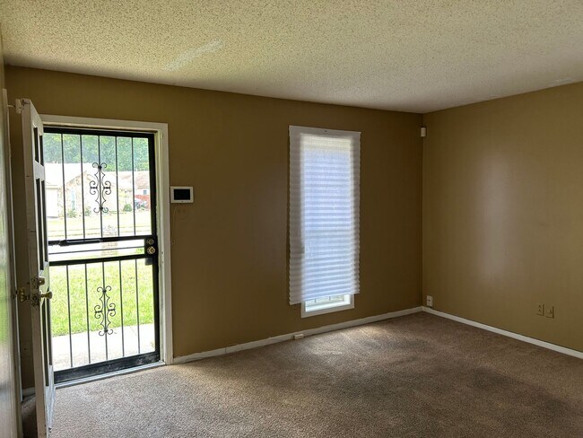Building Photo - Cute 3BR 2 Bath