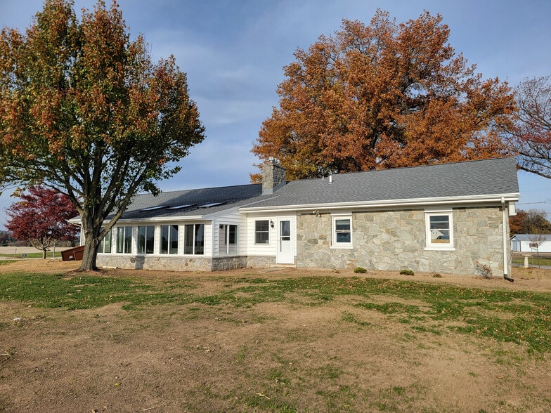 Building Photo - 502 W Newport Rd