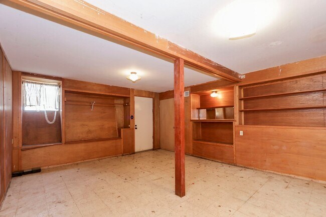 Building Photo - 320 La Casa Ave