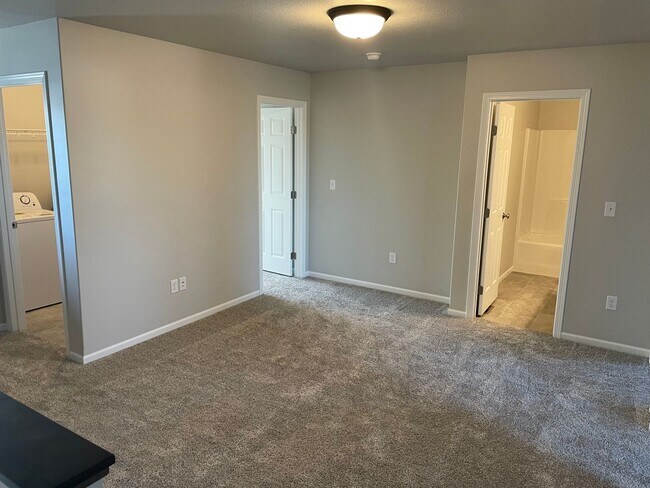 Building Photo - 3 Bedroom 2 1/2 bath - South Fargo