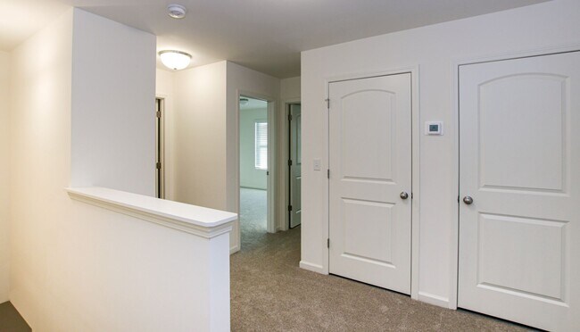 Building Photo - BEAUTIFUL 3BD/2.5BTH Townhome - Belmont - JULY MOVE IN