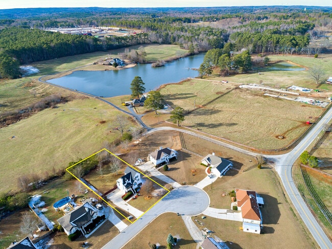 Building Photo - Gorgeous 4-bedroom, 2.5-bathroom home