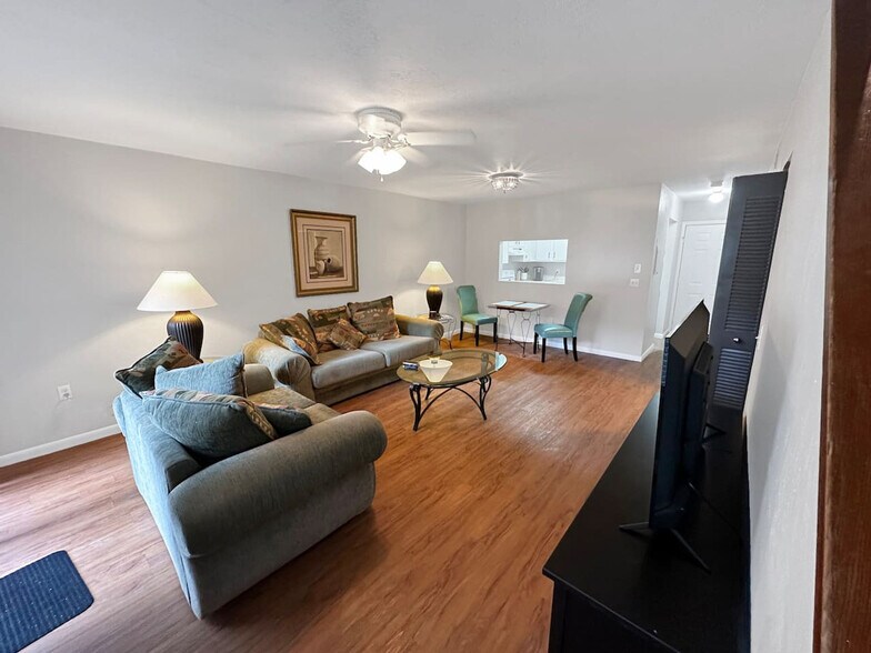 Building Photo - 2300 SW 43rd St