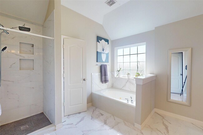 Building Photo - 6222 Skyline Dr