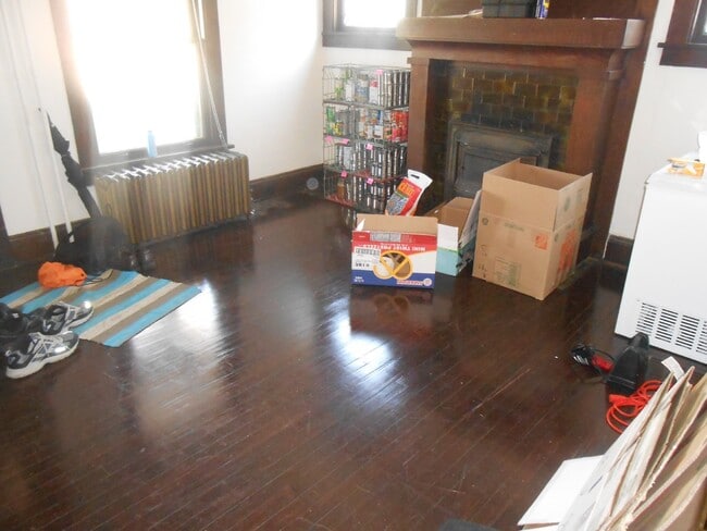 Building Photo - 4 Bed 2 Bath close to UWEC!