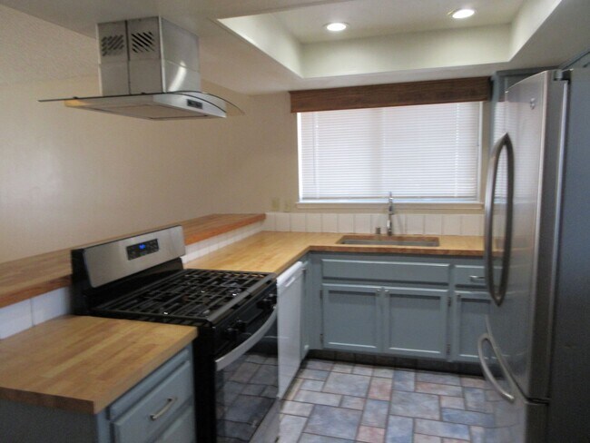 Building Photo - Spacious 3bd 2.5ba Quiet location.