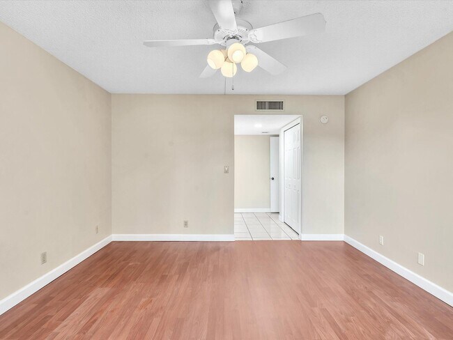 Building Photo - 16252 Laurel Dr