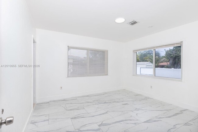 Building Photo - 15925 NE 18th Ave