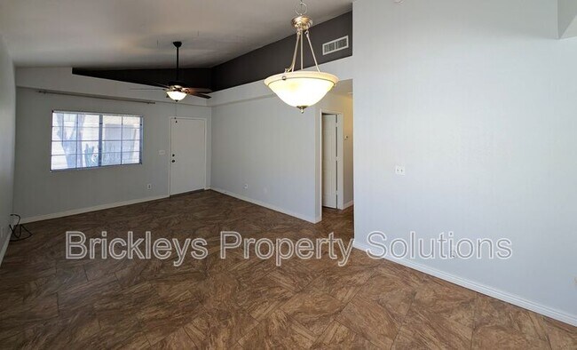 Building Photo - 2955 N Oregon St