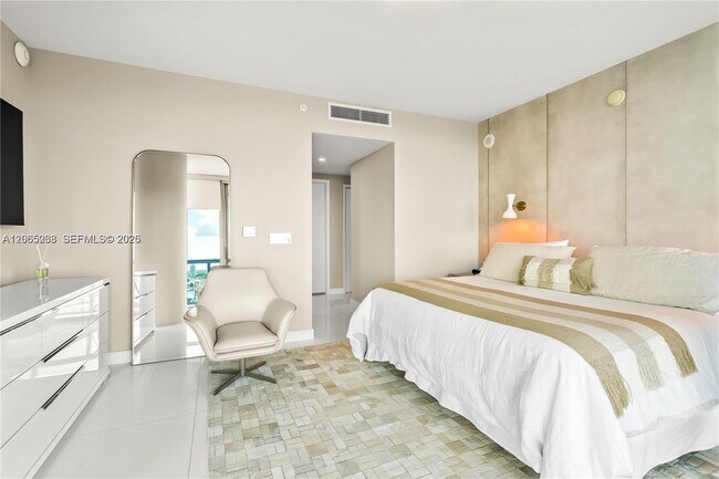 Building Photo - 17001 Collins Ave