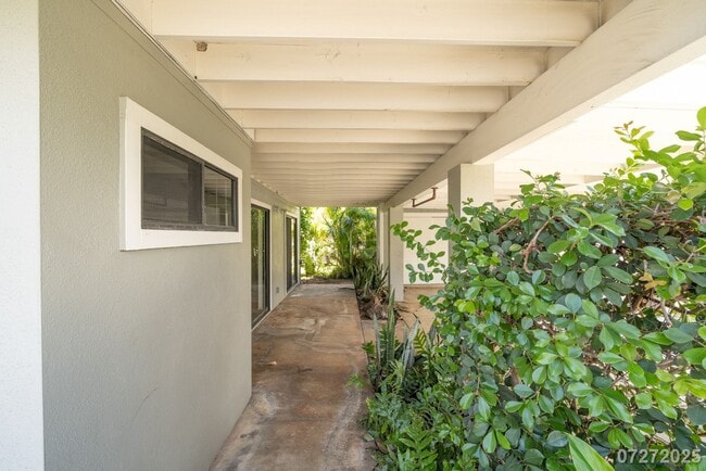 Building Photo - Beautiful and Large 3 bedroom 2.5 bath SFH...