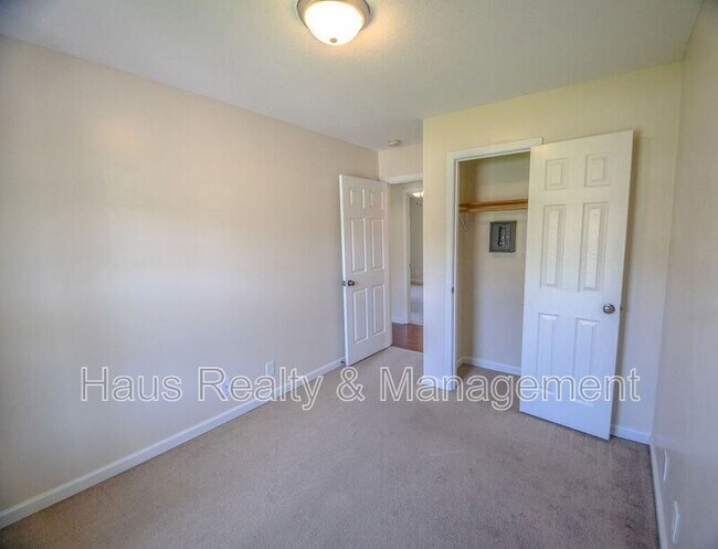 Building Photo - 955 Russet Dr