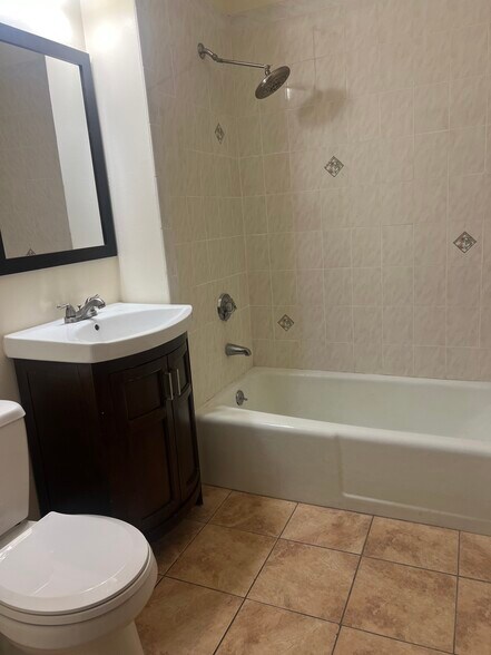 Building Photo - 216 Elm St