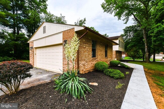 Building Photo - 1423 Albert Dr