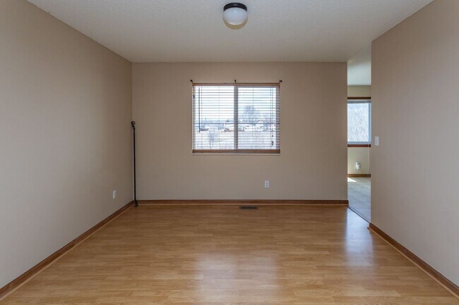 Building Photo - 1130 Pond Side Dr